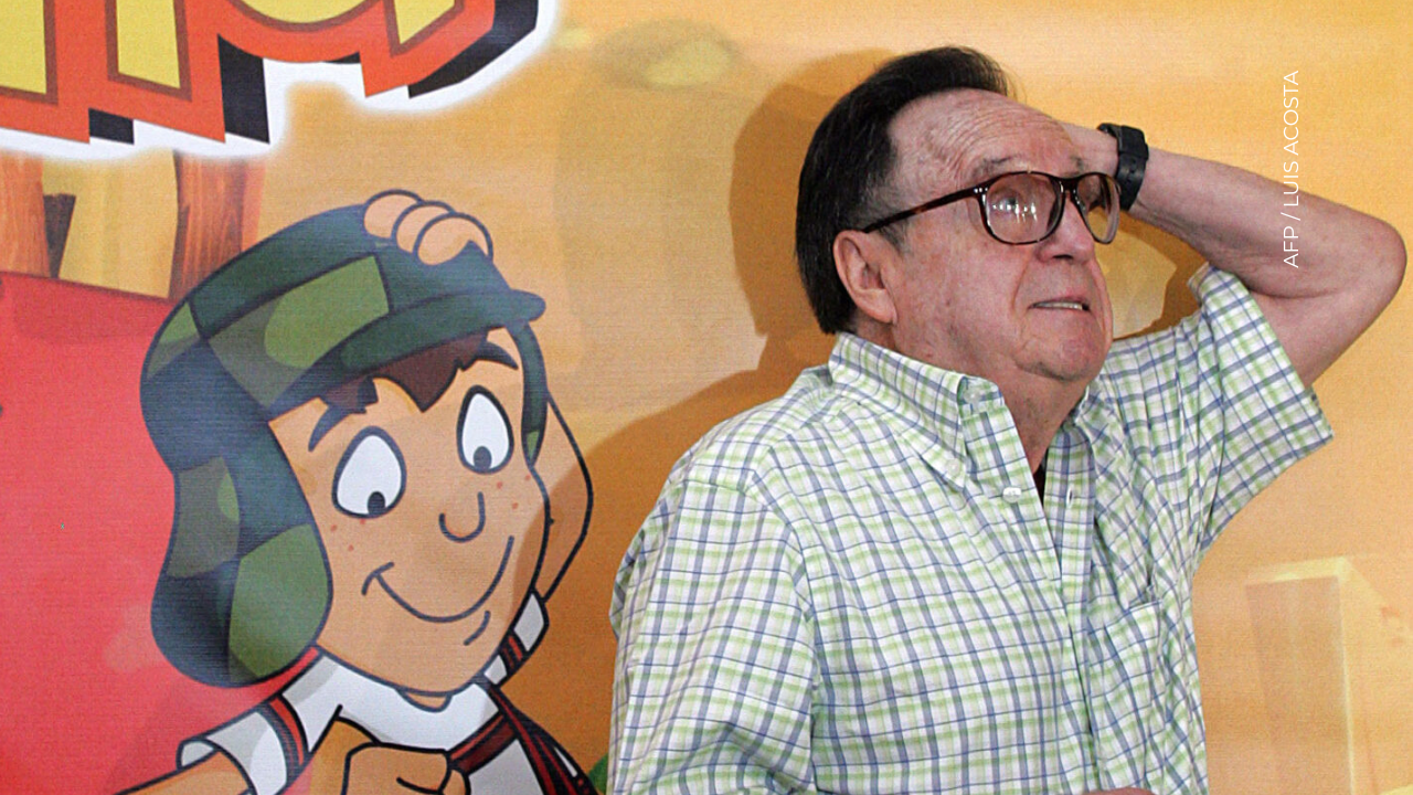 Roberto Gómez Bolaños posa para fotógrafos durante el lanzamiento de "El Chavo-La serie animada"
