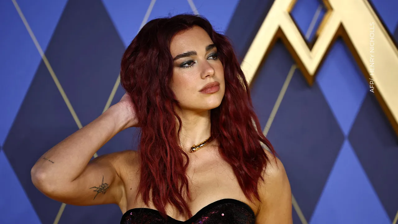 Dua Lipa sorprende al ponerse sombrero vueltiao en pleno concierto