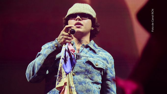 Beéle durante concierto en Bogotá.