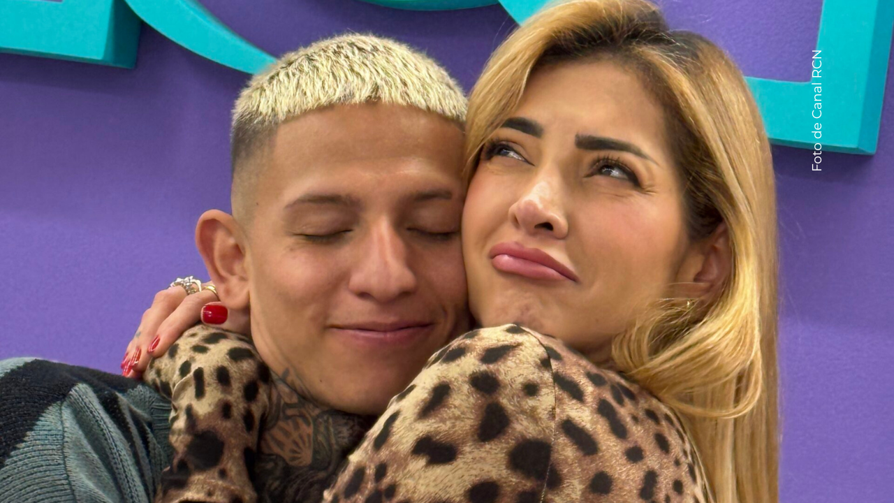 Dani Duke y La Liendra posan abrazados a la cámara.