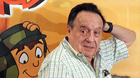 Roberto Gómez Bolaños posa para fotógrafos durante el lanzamiento de "El Chavo-La serie animada"