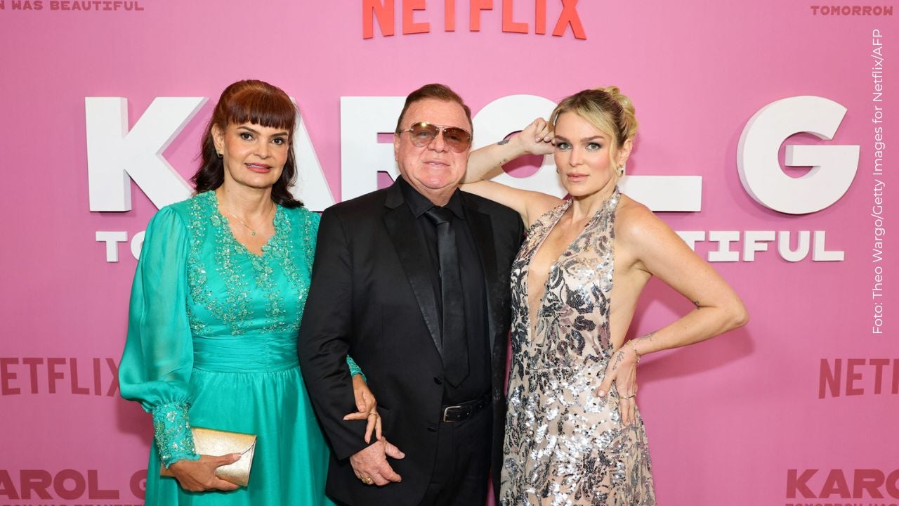 Verónica Giraldo junto a sus padres en la premier de documental de Karol G en Netflix