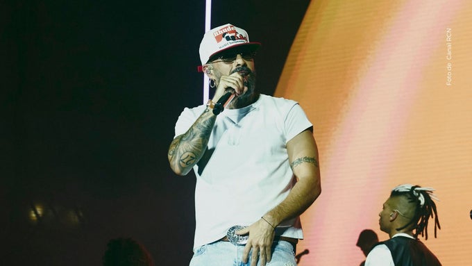 Mike Bahía emociona a sus fans.