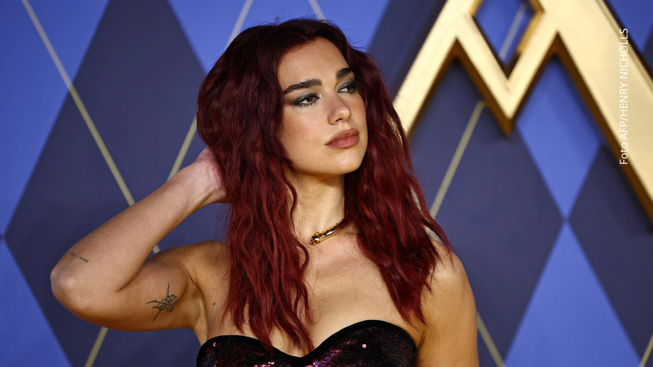 Dua Lipa bailando salsa