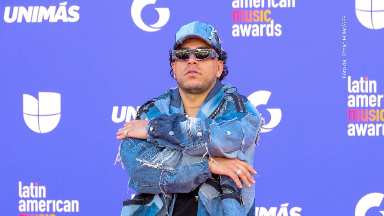 Ryan Castro reprende a un asistente al concierto de J Balvin. 