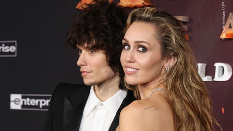 Miley Cyrus luce su anillo y confirma su compromiso con Maxx Morando