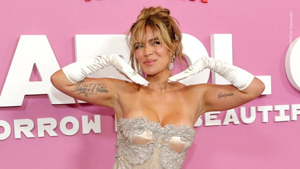 Karol G rindió homenaje a su difunta abuelita con emotivo post: “la reina de este TBT”