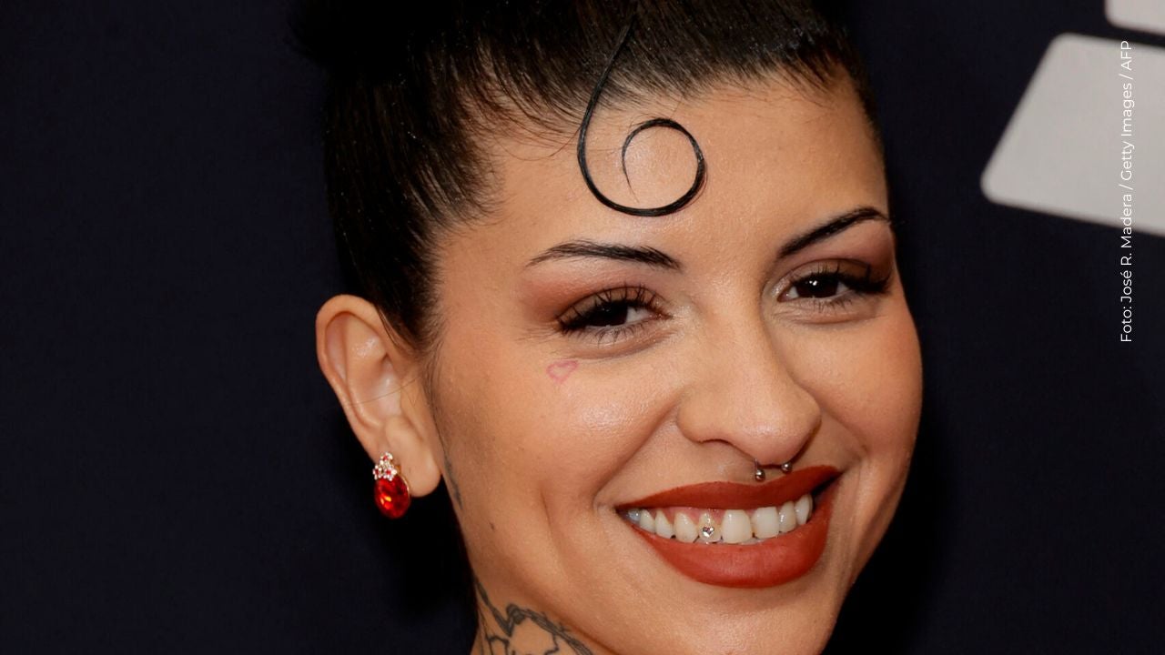 Cazzu le dan de probar hormigas culonas y así reaccionó la cantante argentina