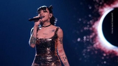 Cazzu canta vallenato.