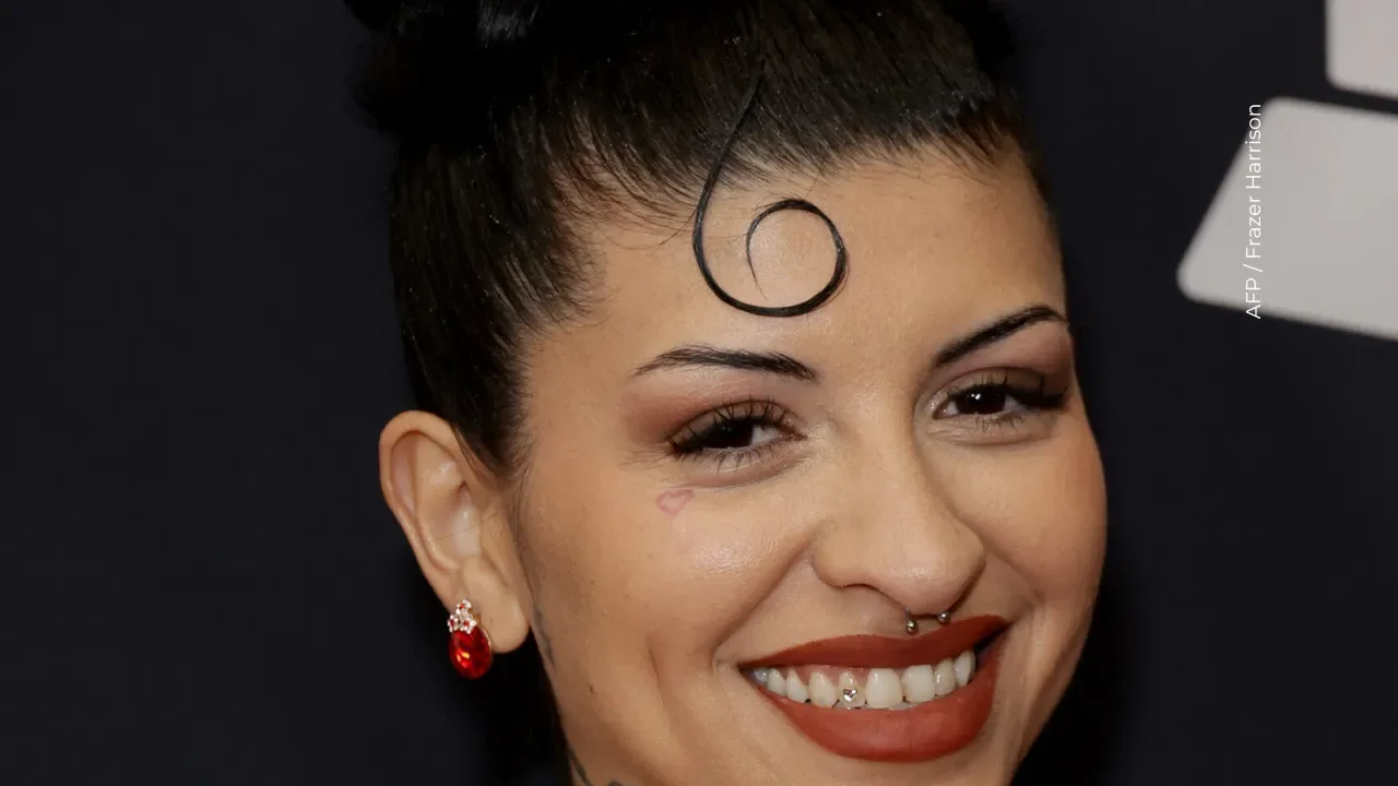 Cazzu deslumbra en Bogotá interpretando un tema de Shakira 