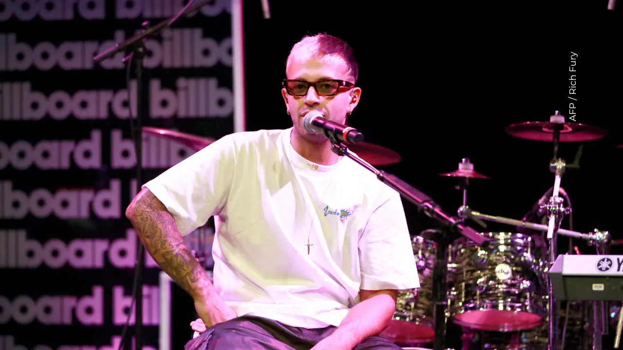 Cambio físico de Feid alimenta versiones de una separación con Karol G