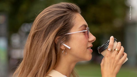 Los riesgos de usar audífonos inalámbricos según la ciencia.