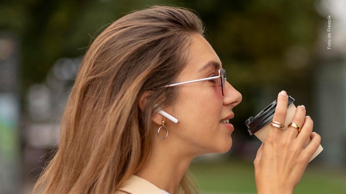 Los riesgos de usar audífonos inalámbricos según la ciencia.