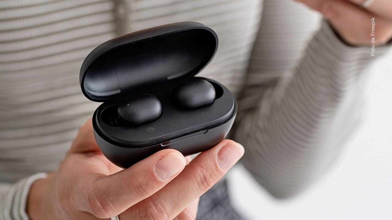 Usar audífonos inalámbricos por mucho tiempo es riesgoso.