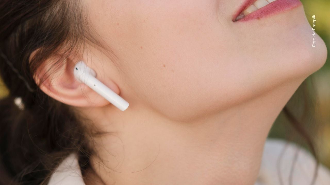 Más de mil millones de jóvenes están en riesgo de daño auditivo.