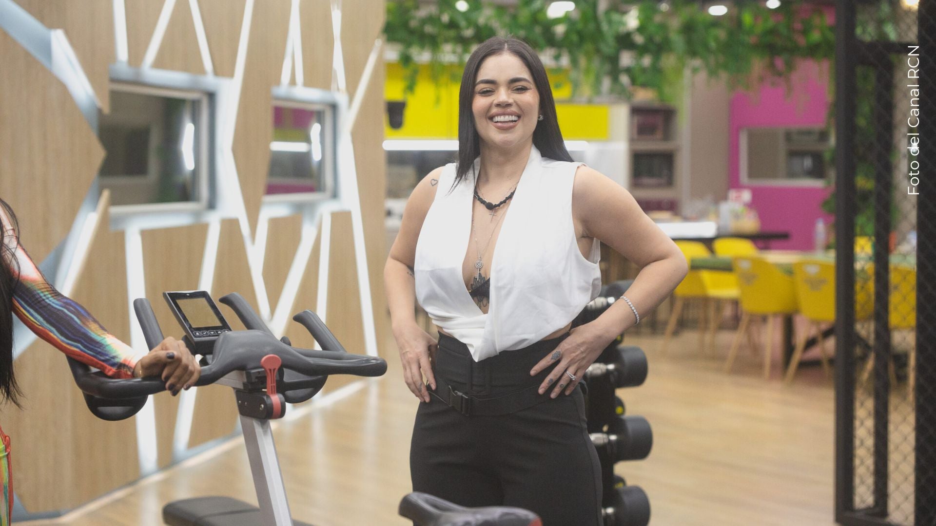 La Segura publica video bailando con su hijo y su familia en las redes, y se burlan de sus pies.