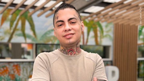 Nicolás Arrieta, participante de La casa de los famosos Colombia, explica la razón por la que se rapó y genera risas.