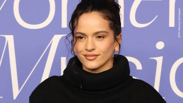 Rosalía salió corriendo de plena entrevista tras ver una cucaracha Rosalía salió corriendo de plena entrevista tras ver una cucaracha