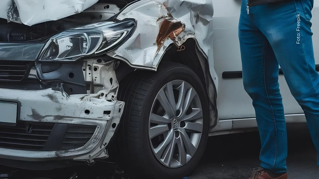 Yeferson Cossio reaparece con foto de su carro volcado