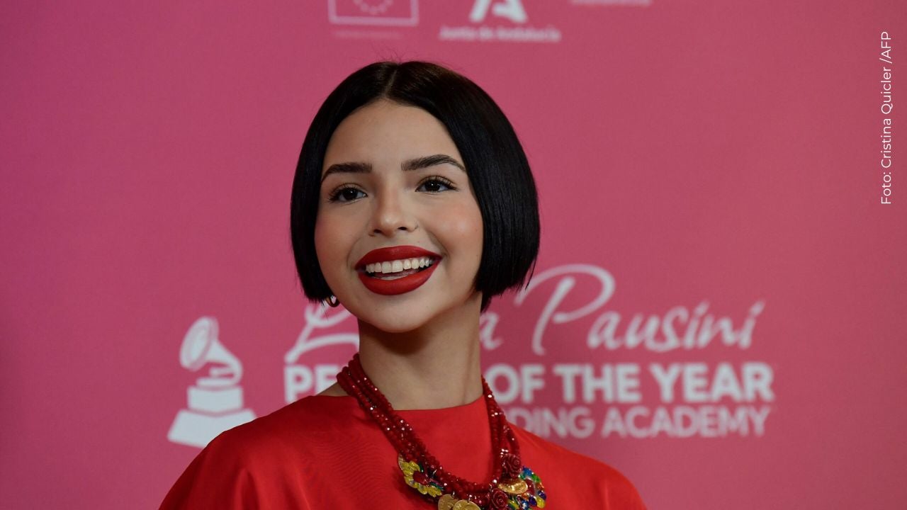 Familia mexicana destruye piñata con la cara de Ángela Aguilar