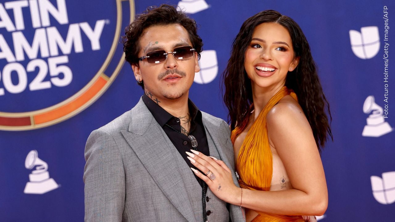 Familia mexicana destruye piñata con la cara de Ángela Aguilar