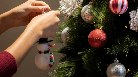 Armar el árbol no siempre significa alegría, para algunos es nostalgia, cansancio o simplemente una elección personal.