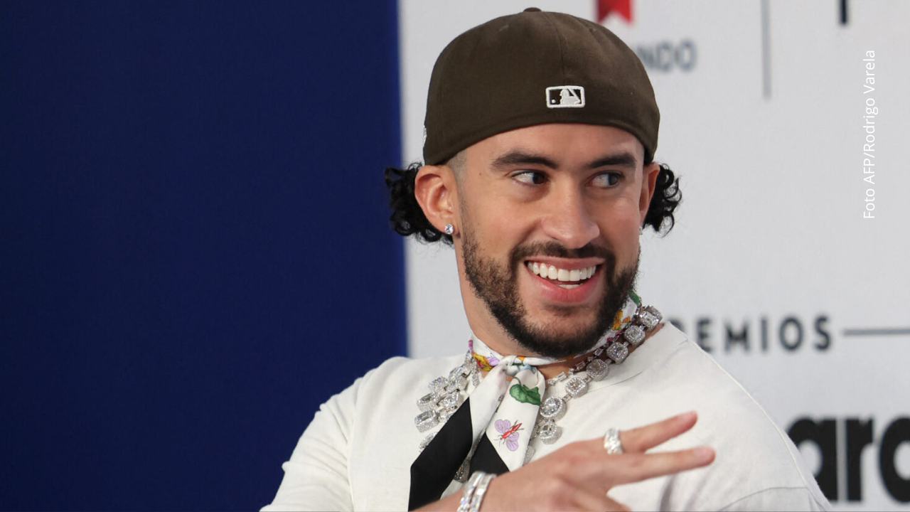 Bad Bunny llegó en incógnito a la Arena México antes de sus conciertos y terminó siendo descubierto.