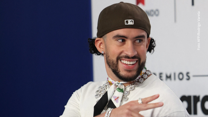 Bad Bunny llegó en incógnito a la Arena México antes de sus conciertos y terminó siendo descubierto.