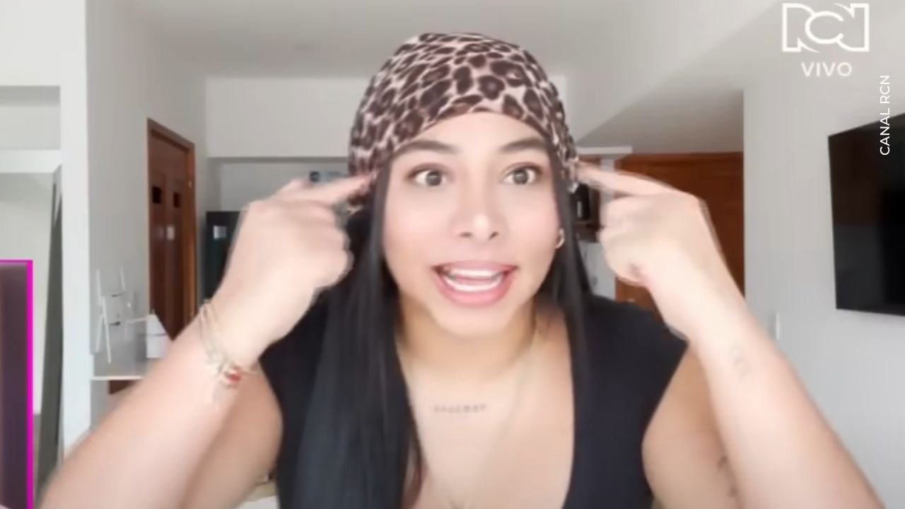 Karola se corta el pelo