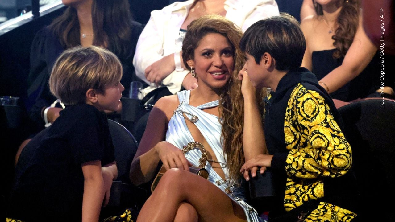 Shakira reacciona tras cantar en vivo con sus hijos "Acróstico"