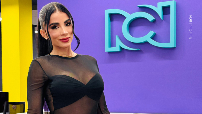 Karina García volvió a Colombia y sus fans la recibieron con flores, música y mucho amor.