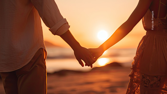 Pareja tomada de la mano.