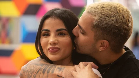 Karina Gacía no se conforma con amores a medias.