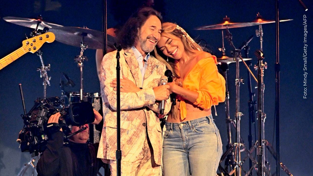 Marco Antonio Solís y Karol G cantando en los Latin Grammy 2025