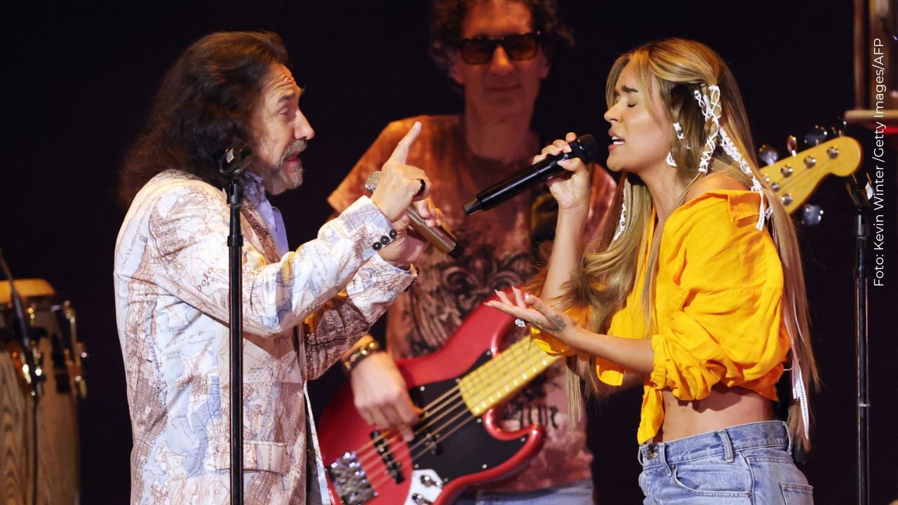 Marco Antonio Solís y Karol G cantando en los Latin Grammy 2025