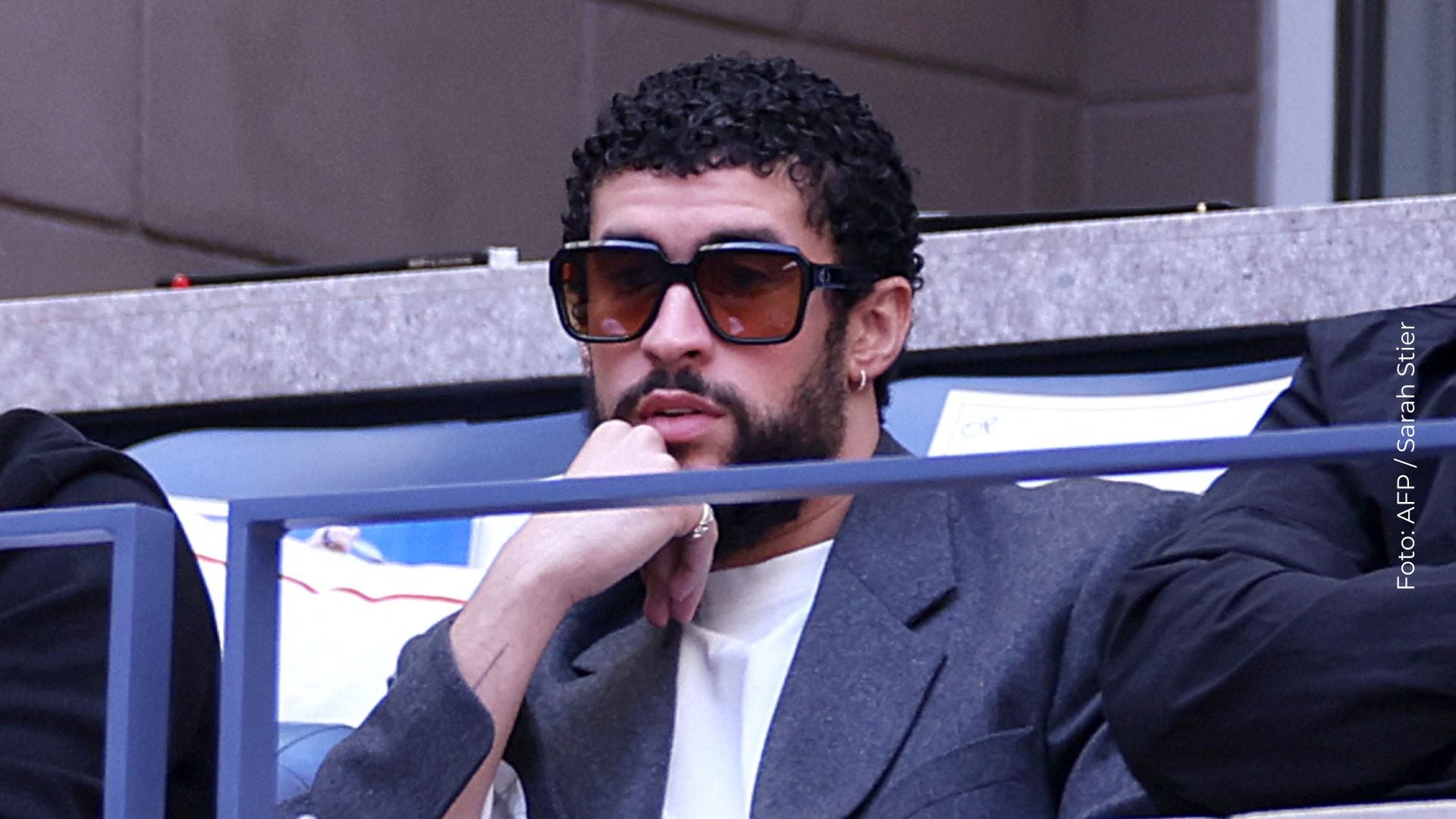 Bad Bunny sufre caída en México y se hace viral el video en redes.