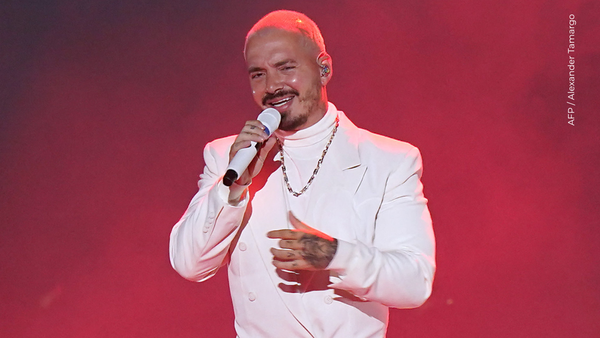 J Balvin sufrió caída en pleno concierto en Bogotá: así quedó registrado J Balvin sufrió caída en pleno concierto en Bogotá: así quedó registrado