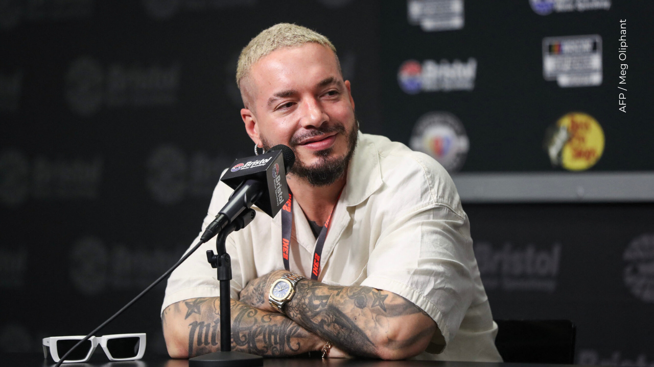 J Balvin habla con los medios durante una conferencia de prensa previa a la carrera nocturna Bass Pro Shops de la NASCAR Cup Series en el Bristol Motor Speedway.