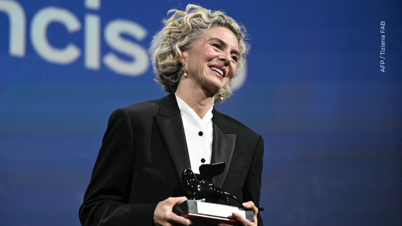 Margarita Rosa De Francisco recibe el premio a Mejor Actriz por su papel en la película 'El Paraíso