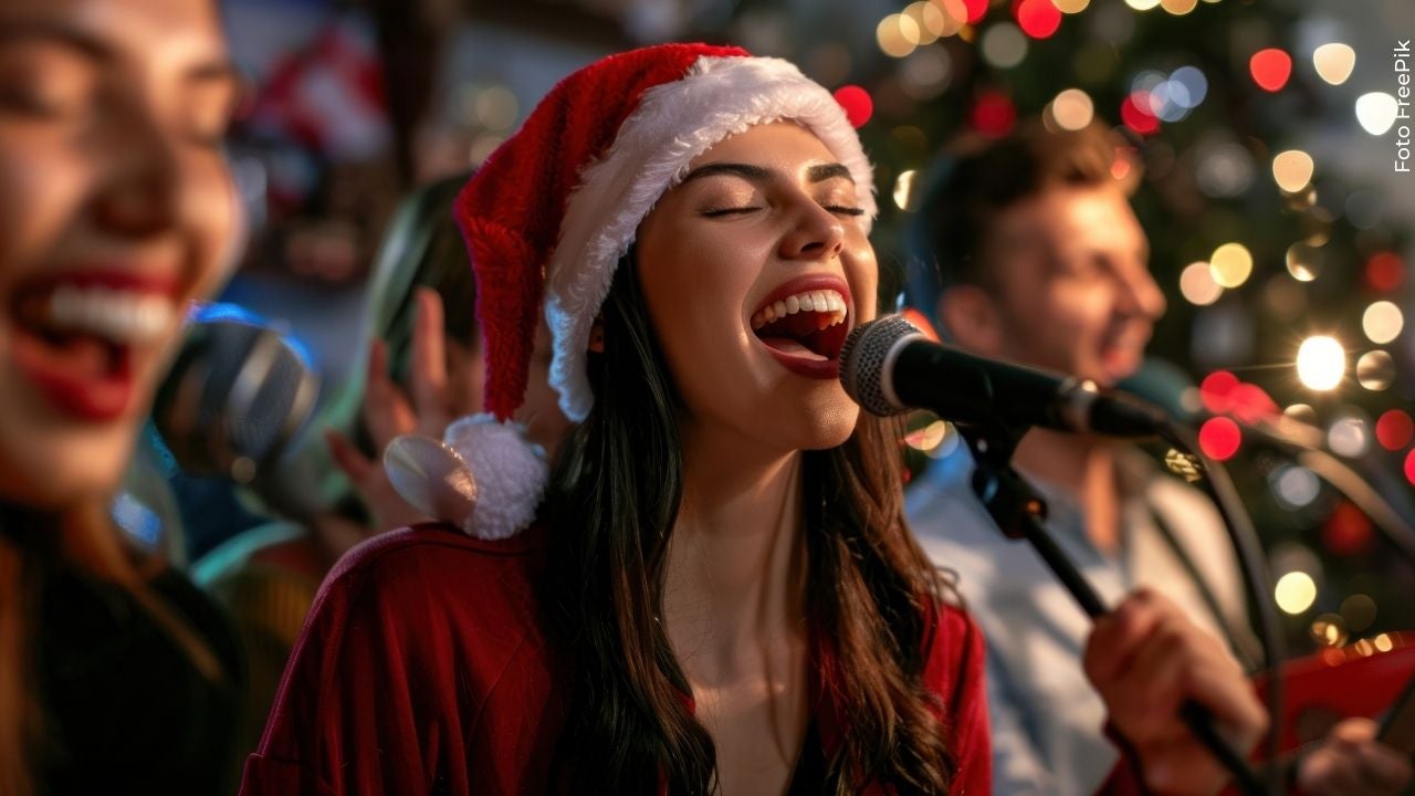 Mujer cantando novenas