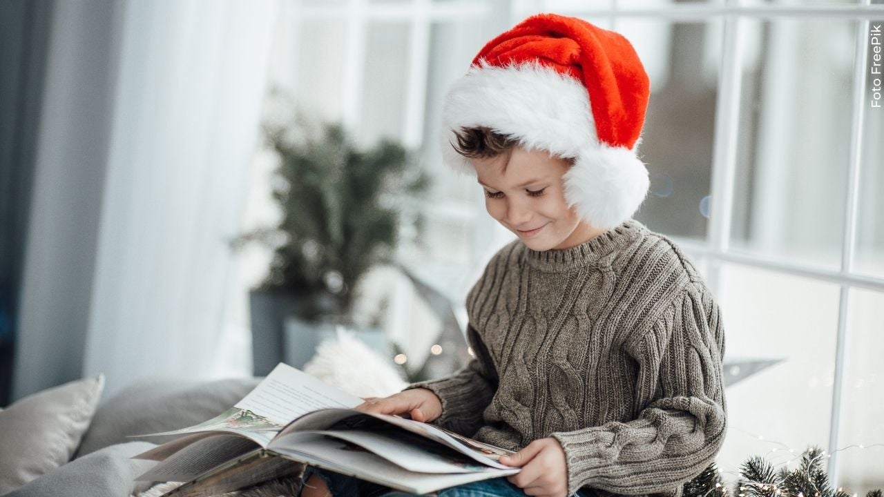 Niño rezando oración al niño jesús