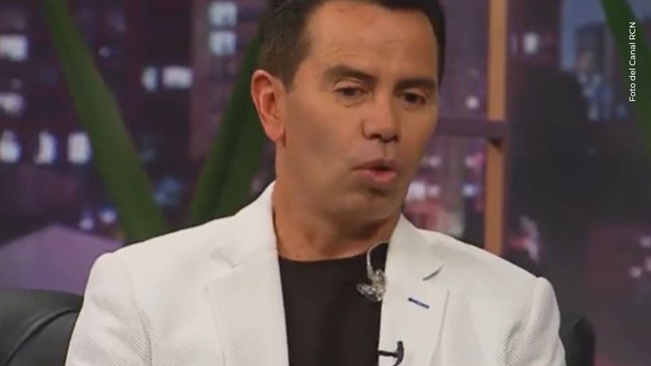 Jhonny Rivera no esperaba lo que ocurrió en plena presentación en vivo | VIDEO