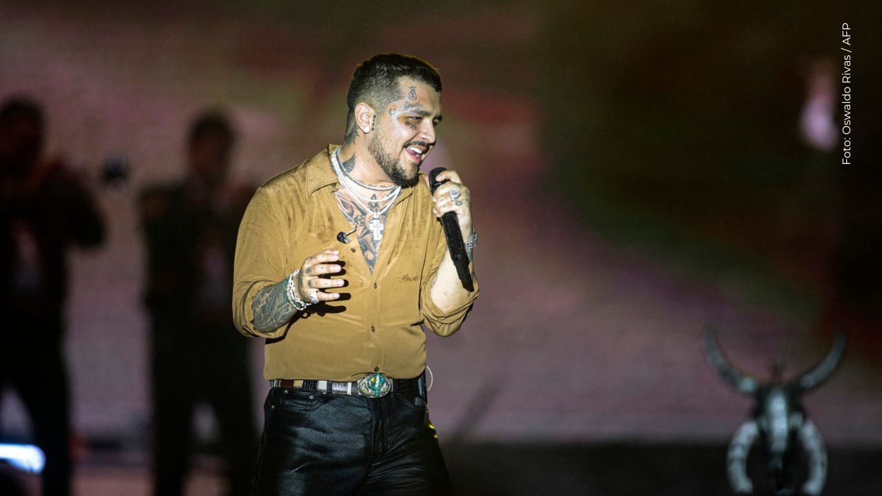 Christian Nodal enciende teorías por un adorno de Navidad vinculado a Belinda