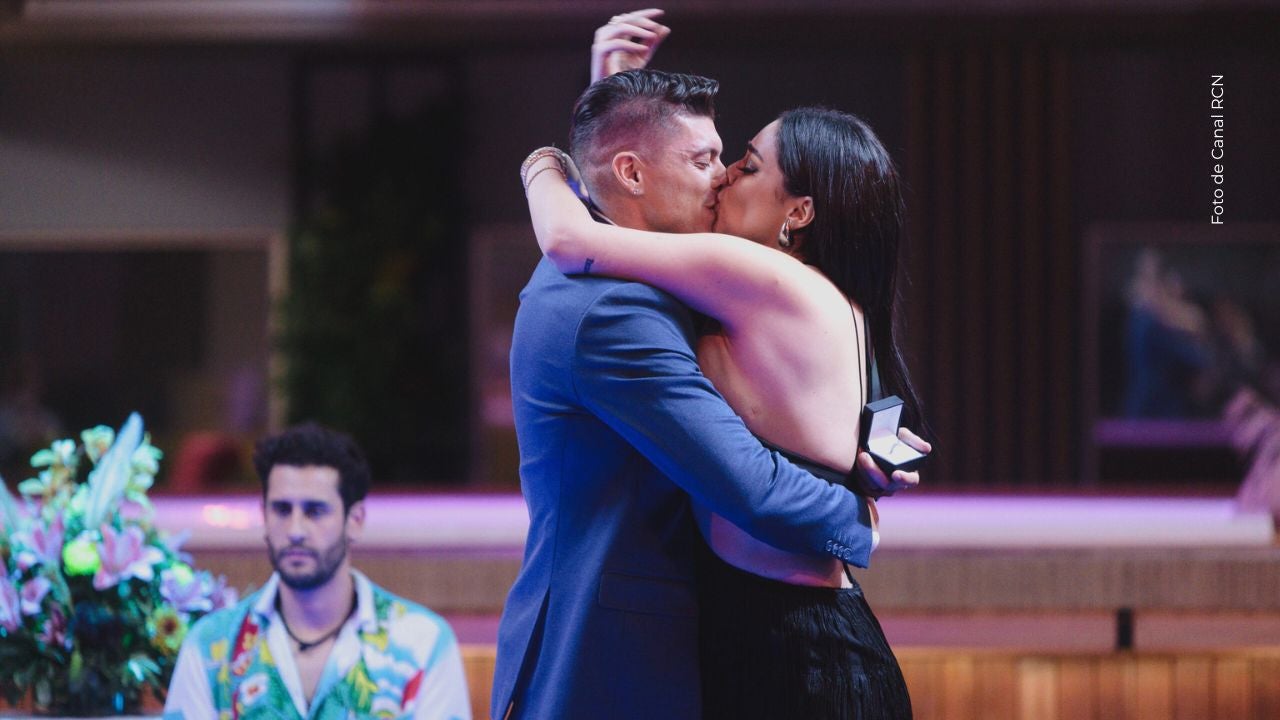 La Segura y Baladán cantan sobre un carrito sandwichero. 