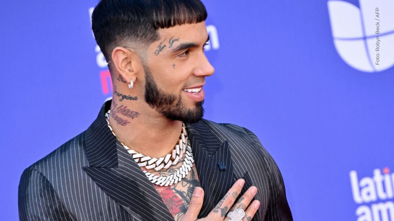 Anuel AA muestra su árbol de Navidad en medio de rumores por su salud