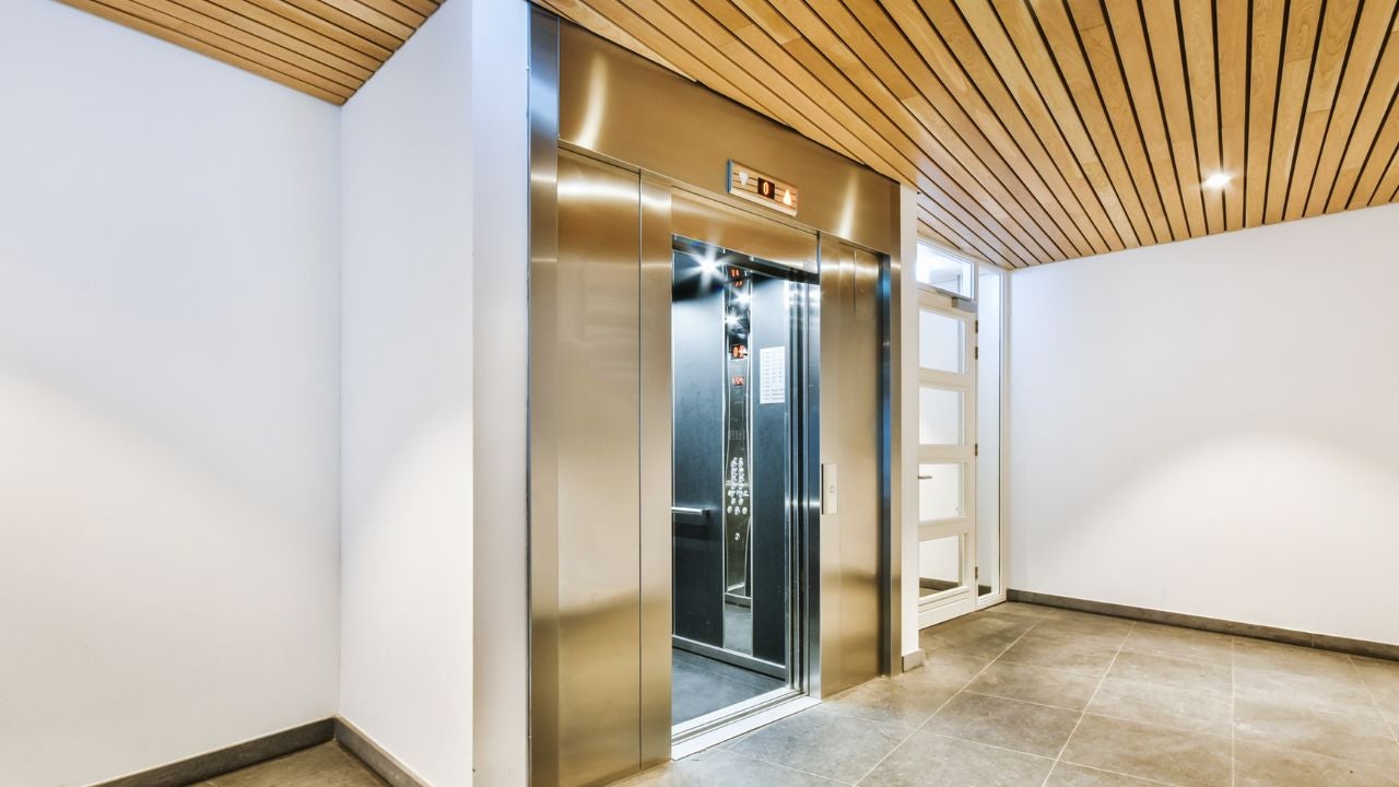 ¿Qué no hacer si me quedo encerrado en un ascensor?