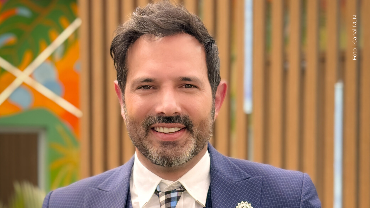 Alejandro Estrada posando a la cámara.