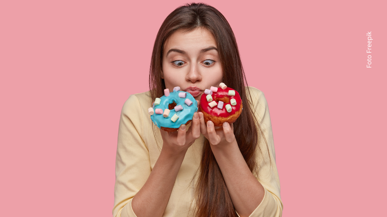 Dormir pocas horas altera las hormonas del hambre y favorece antojos desde la mañana.