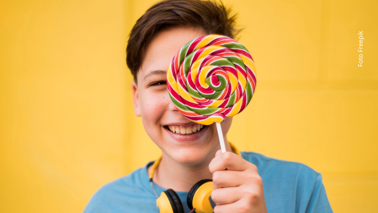 El ayuno nocturno reduce la glucosa en sangre, haciendo que el cerebro pida energía rápida al despertar.