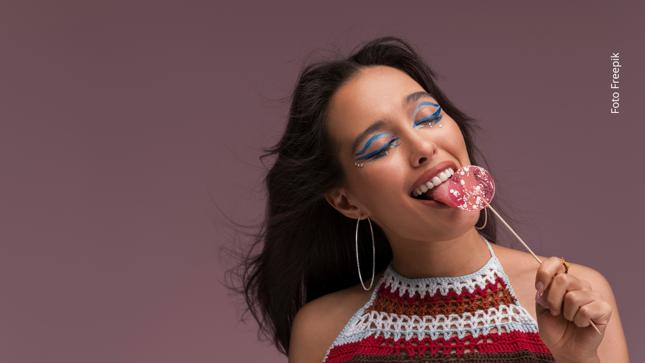 El ayuno nocturno reduce la glucosa en sangre, haciendo que el cerebro pida energía rápida al despertar.